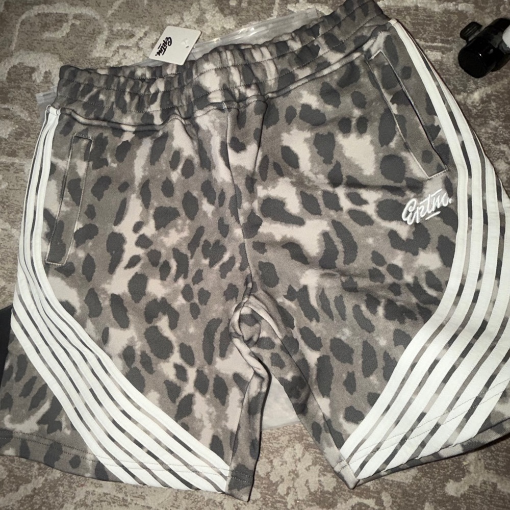 EPTM LEOPARD SWEAT SHORTS OLIVE -size SMALL